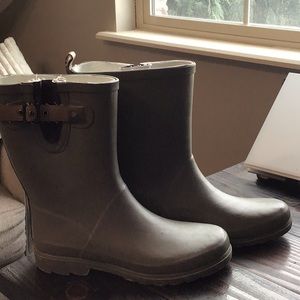 Rubber rain boots